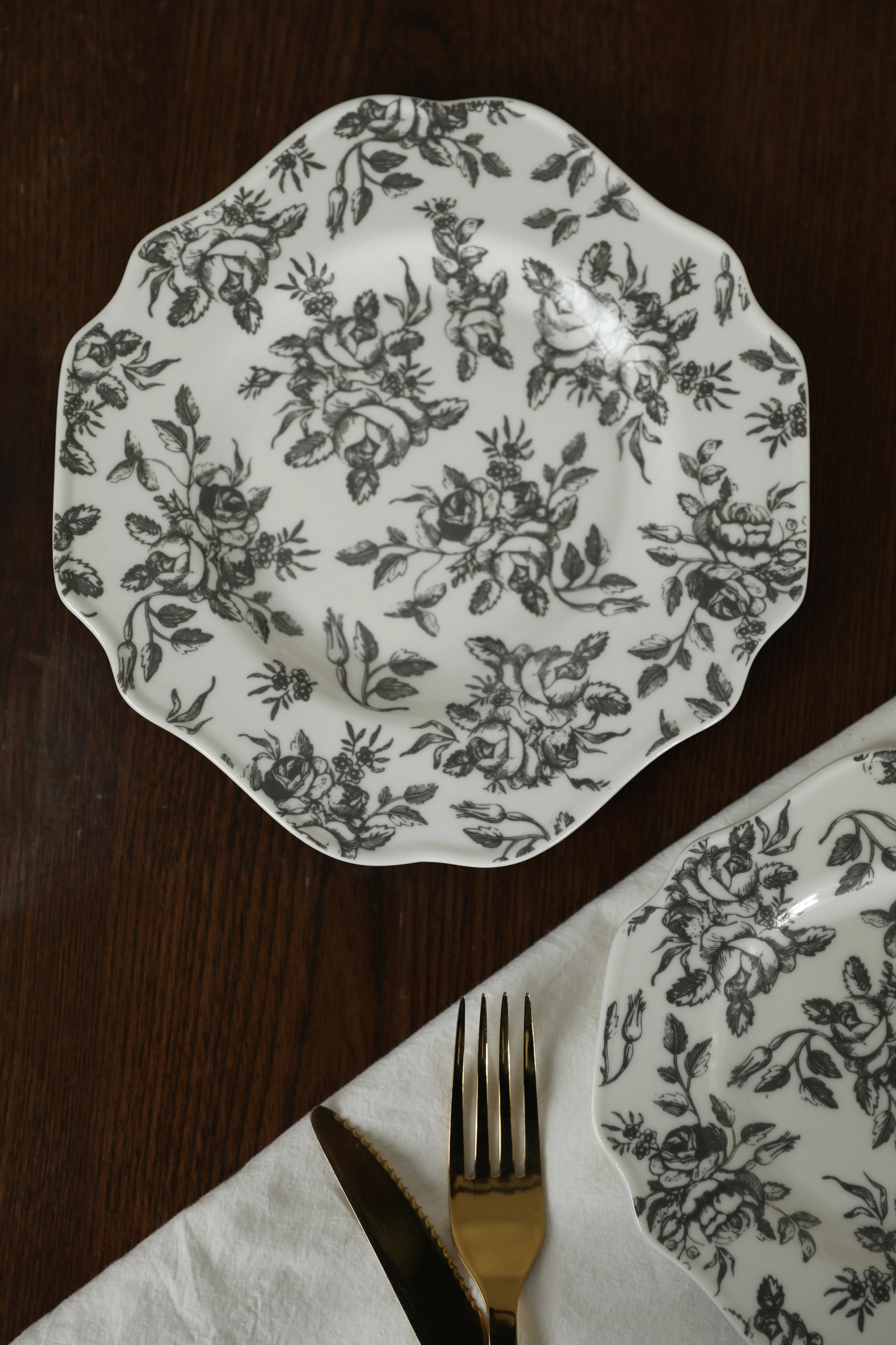 French Romantic Retro Black and White Rose Multilateral Ceramic Dessert Dish
French Romantic Retro Black and White Rose Multilateral Ceramic Dessert Dish