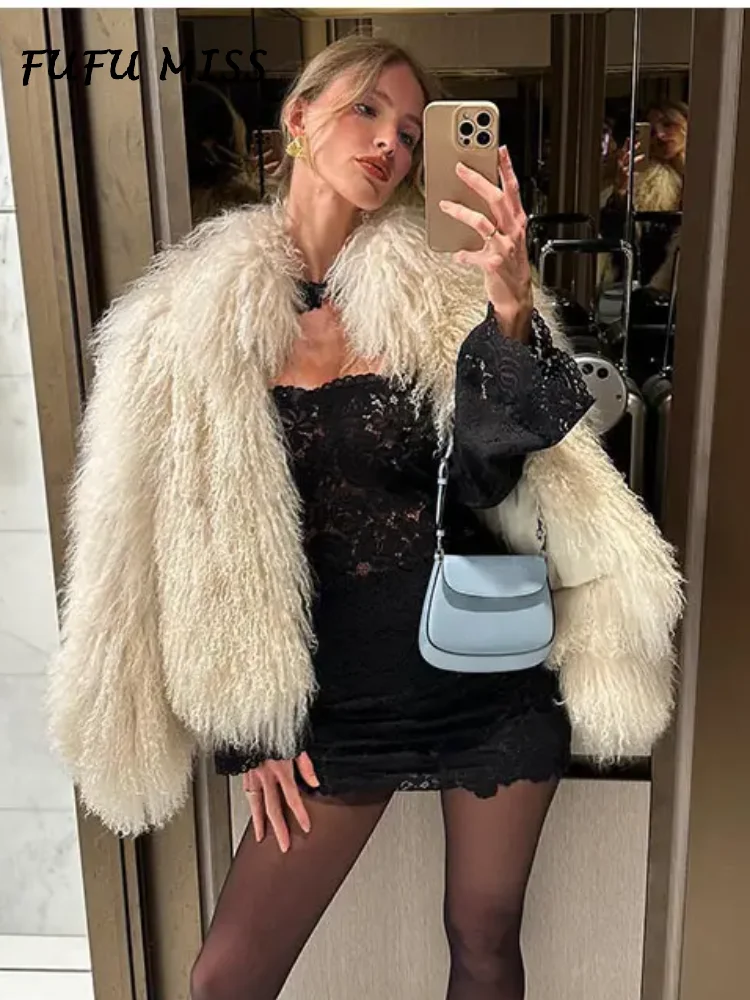 Fluffy Luxury Faux Fur Coat Women Solid Lapel Long Sleeve Loose Thicken Jacket Overcoats 2024 Winter Lady Fashion Warm Outwears
Fluffy Luxury Faux Fur Coat Women Solid Lapel Long Sleeve Loose Thicken Jacket Overcoats 2024 Winter Lady Fashion Warm Outwears