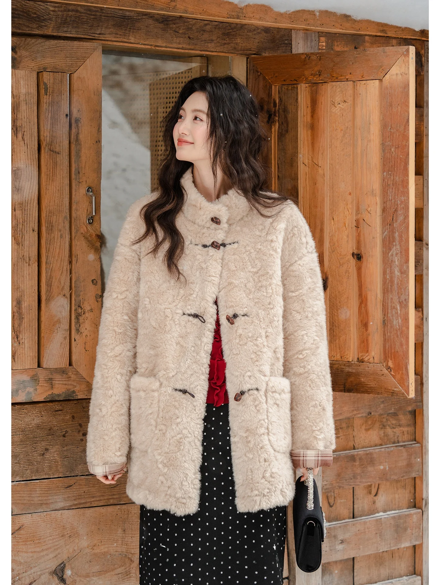 Новая женская зимняя утепленная шуба средней длины из натурального меха ягненка с кожаными вставками, экологичная, утолщенная, верхняя одежда
Новая женская зимняя утепленная шуба средней длины из натурального меха ягненка с кожаными вставками, экологичная, утолщенная, верхняя одежда