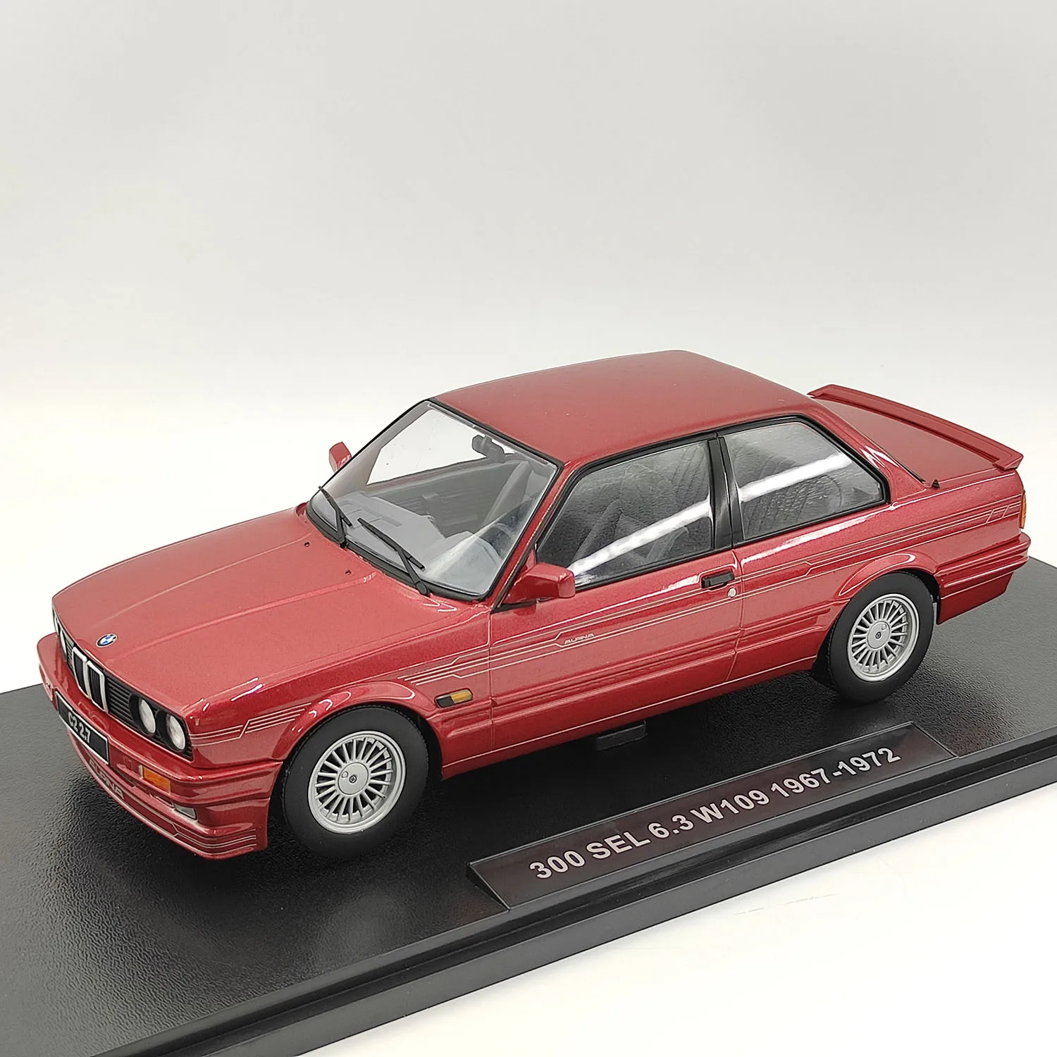 Литой под давлением KK масштаб 1:18 BMW 300 SEL 6,3 W109 1967-1972 модель автомобиля из сплава, Коллекционная игрушка, подарок, сувенир, украшение для дисплея
Литой под давлением KK масштаб 1:18 BMW 300 SEL 6,3 W109 1967-1972 модель автомобиля из сплава, Коллекционная игрушка, подарок, сувенир, украшение для дисплея