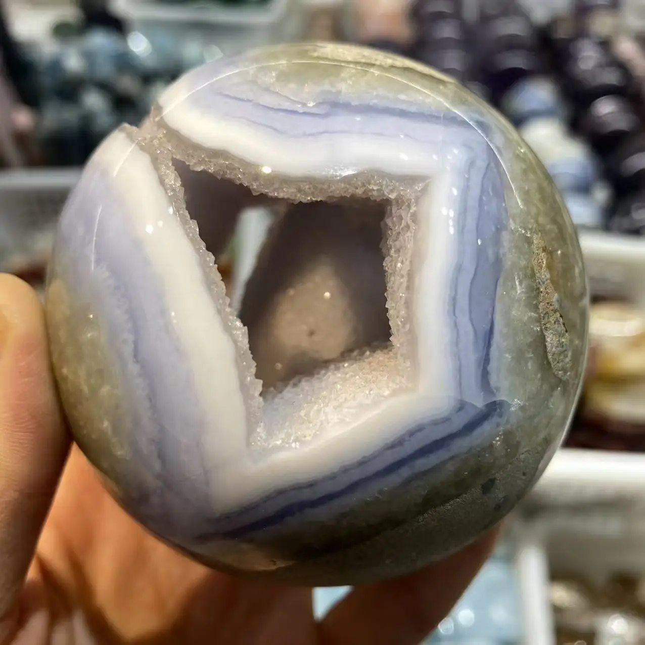 Натуральный синий кружевной агат с открытым ртом, улыбающаяся сфера, энергетический драгоценный камень для исцеления, украшения дома, размагничивание гадания, M
Натуральный синий кружевной агат с открытым ртом, улыбающаяся сфера, энергетический драгоценный камень для исцеления, украшения дома, размагничивание гадания, M