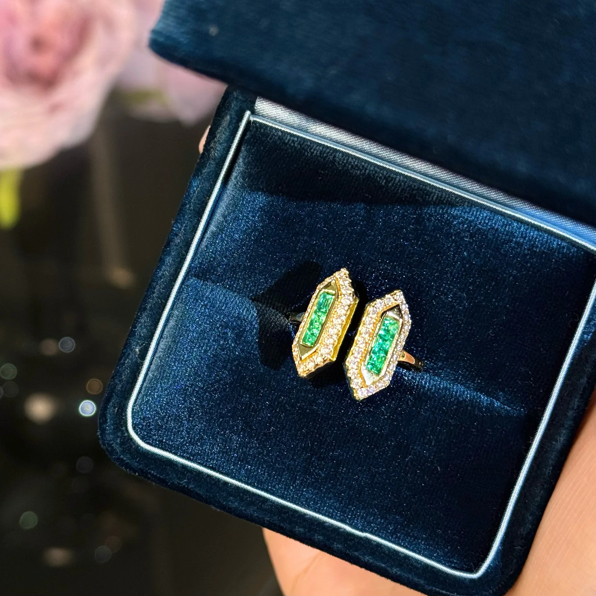 New S925 Silver 2.5mm Princess Square Nurturing Emerald Wood Sasa Exquisite Small Opening Ring Wedding Jewelry
New S925 Silver 2.5mm Princess Square Nurturing Emerald Wood Sasa Exquisite Small Opening Ring Wedding Jewelry