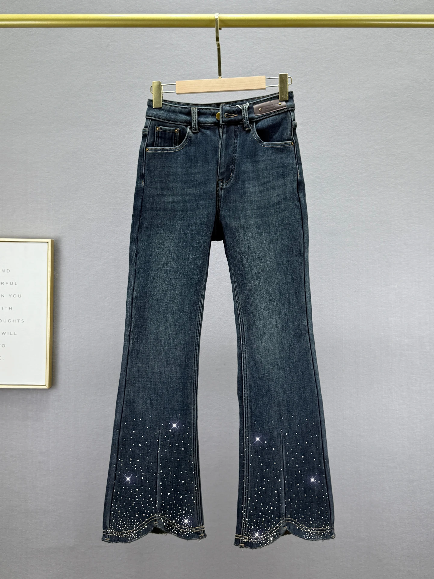 Женские джинсы с высокой талией на флисовой подкладке, зимние, новые, облегающие, в европейском стиле, винтажные, с микро-клешем и стразами
Женские джинсы с высокой талией на флисовой подкладке, зимние, новые, облегающие, в европейском стиле, винтажные, с микро-клешем и стразами