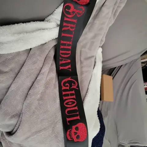 Geburtstag Ghoul mit Totenköpfen Schärpe Geburtstagsschärpe Gothic Halloween Party Dekor Zubehör Bevorzugung Prinzessin Dekoration Foto Requisite Geschenk