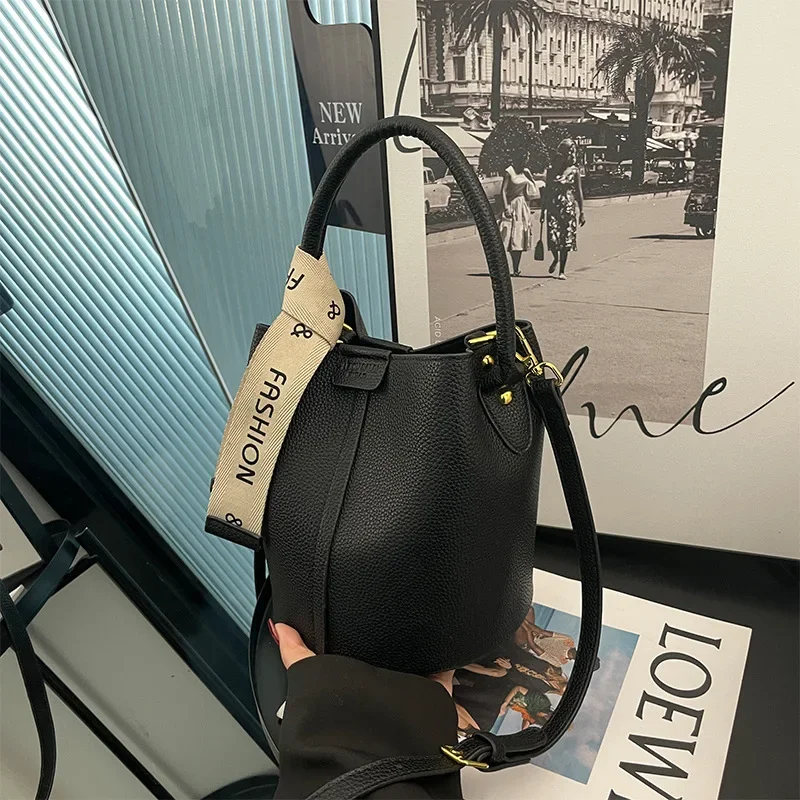 Niche Design Handheld Women's Bag 2024 New Retro Single Shoulder Crossbody Bag Fashionable High-end Bucket Bag
Niche Design Handheld Women's Bag 2024 New Retro Single Shoulder Crossbody Bag Fashionable High-end Bucket Bag