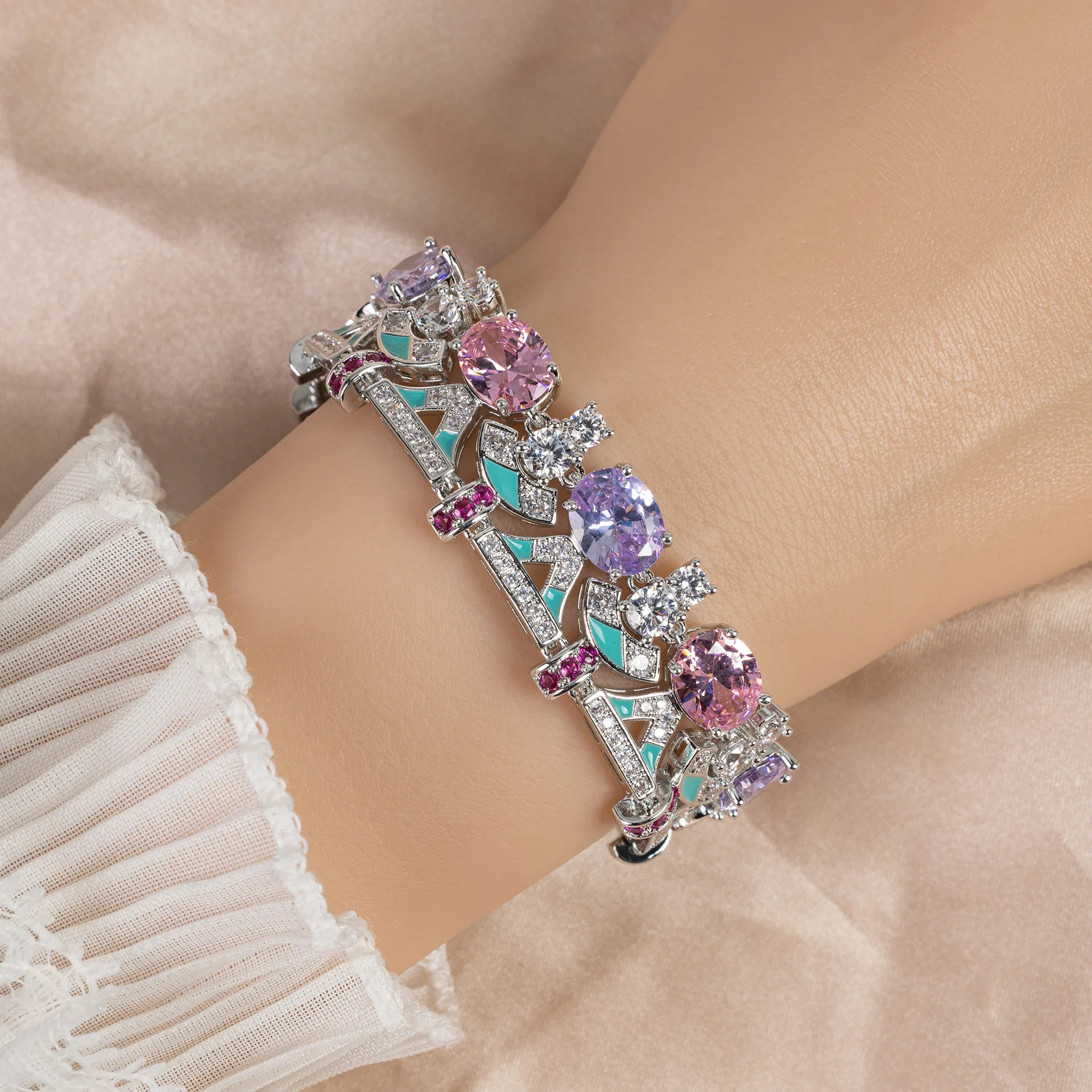 Женский браслет с розовым цирконом и геометрической застежкой, модный ювелирный аксессуар
Женский браслет с розовым цирконом и геометрической застежкой, модный ювелирный аксессуар