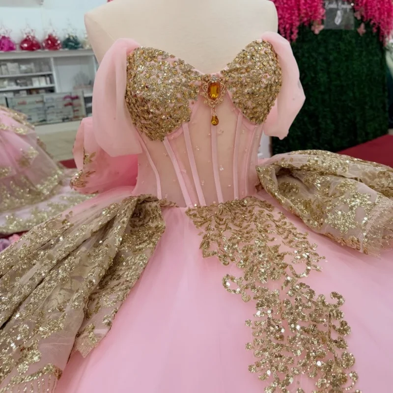 Pink Quinceanera Dress off-shoulder Golden Sequins Decal Lace Layering Long tail Bow vestidos de 15 Quinceanera Customize
Pink Quinceanera Dress off-shoulder Golden Sequins Decal Lace Layering Long tail Bow vestidos de 15 Quinceanera Customize