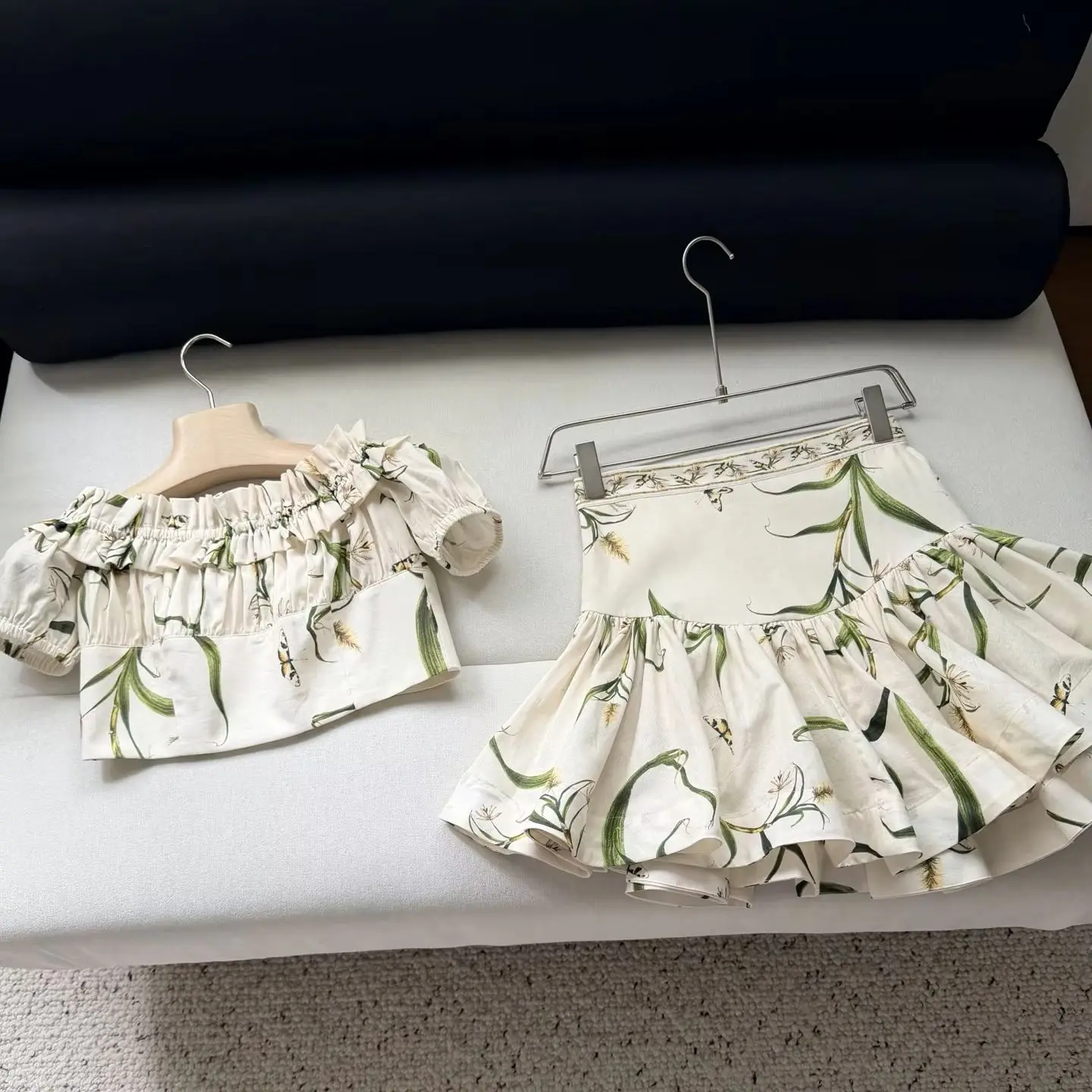 100% Linen Women Floral Print 2 Piece Matching Set V Neck Short Sleeve Top High Waist A Line Mini Skirt Casual Summer Outfit
100% Linen Women Floral Print 2 Piece Matching Set V Neck Short Sleeve Top High Waist A Line Mini Skirt Casual Summer Outfit