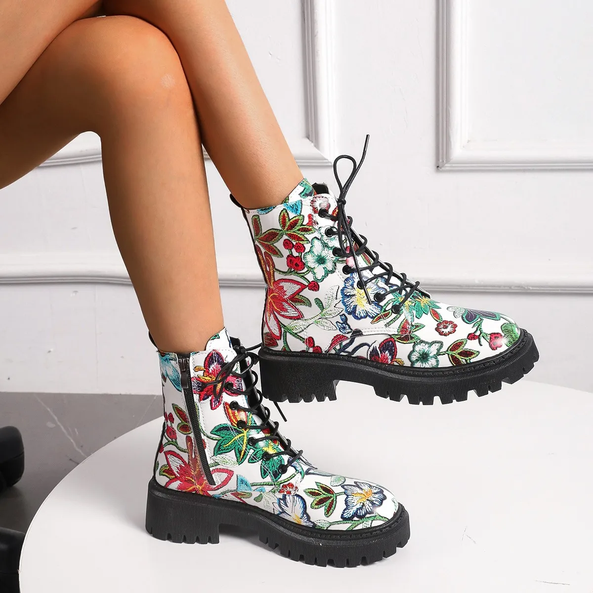 Plus-size women's lace-up ankle boots with prints, new European and American fashion, thick-soled British-style short
Plus-size women's lace-up ankle boots with prints, new European and American fashion, thick-soled British-style short