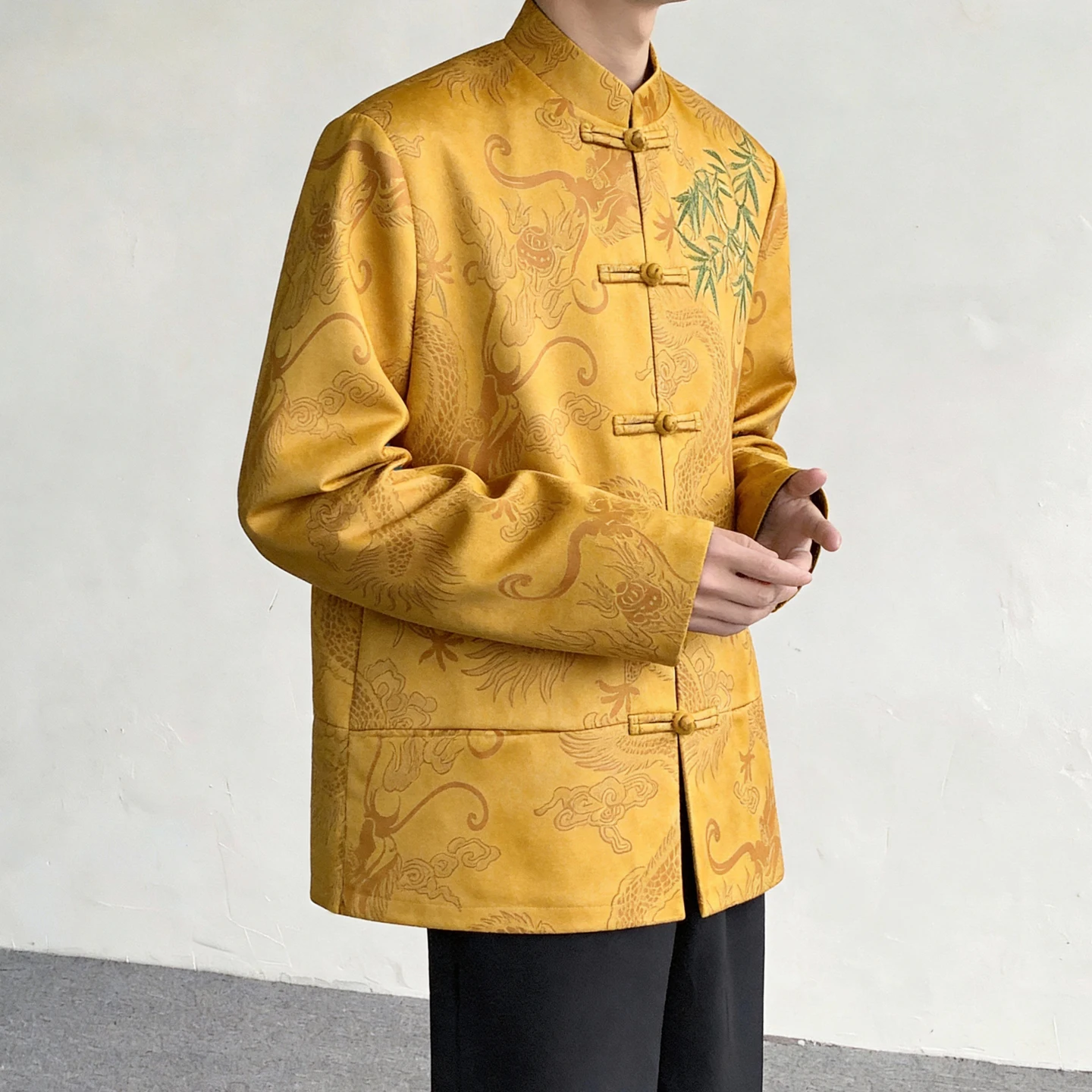 Новая китайская мужская одежда в стиле дзен: Желтая куртка с вышивкой дракона, воротником-стойкой и элементами ханьфу из бамбука.
Новая китайская мужская одежда в стиле дзен: Желтая куртка с вышивкой дракона, воротником-стойкой и элементами ханьфу из бамбука.