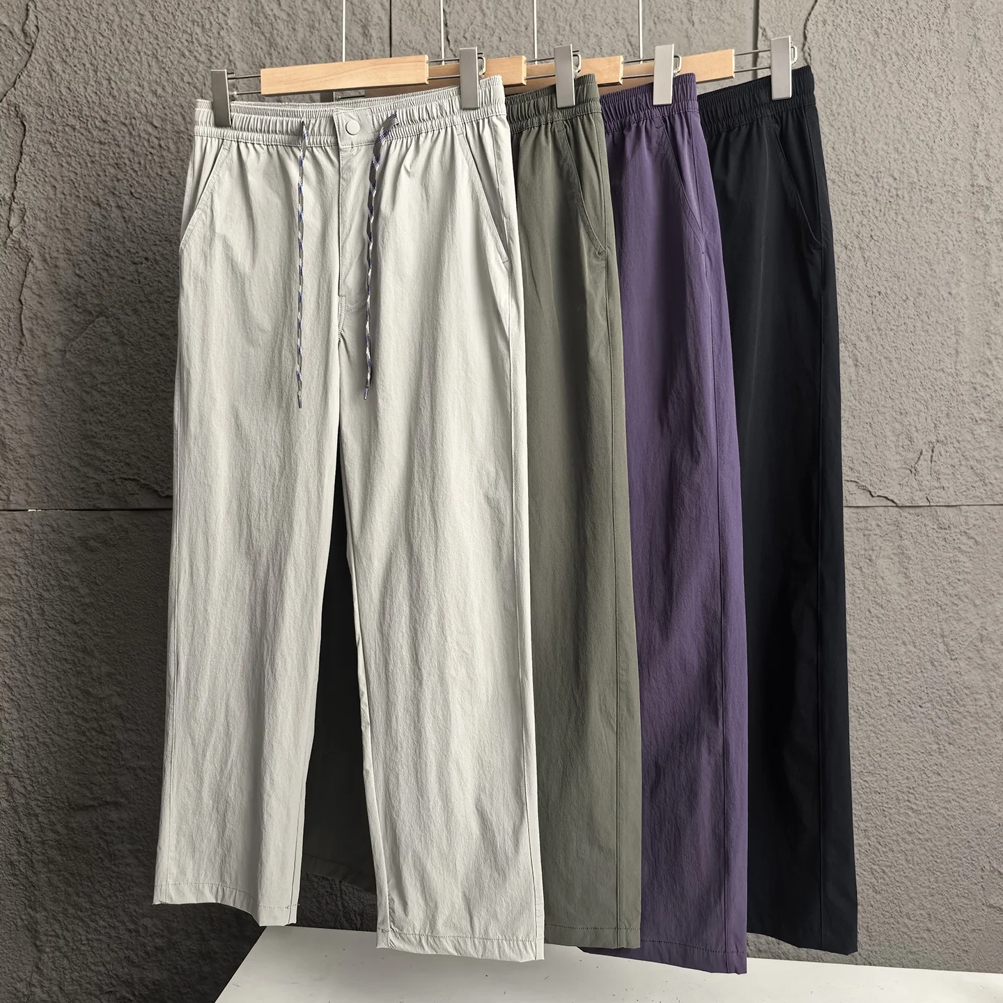 Легкие летние мужские водонепроницаемые быстросохнущие функциональные брюки прямого кроя для активного отдыха и спорта
Легкие летние мужские водонепроницаемые быстросохнущие функциональные брюки прямого кроя для активного отдыха и спорта