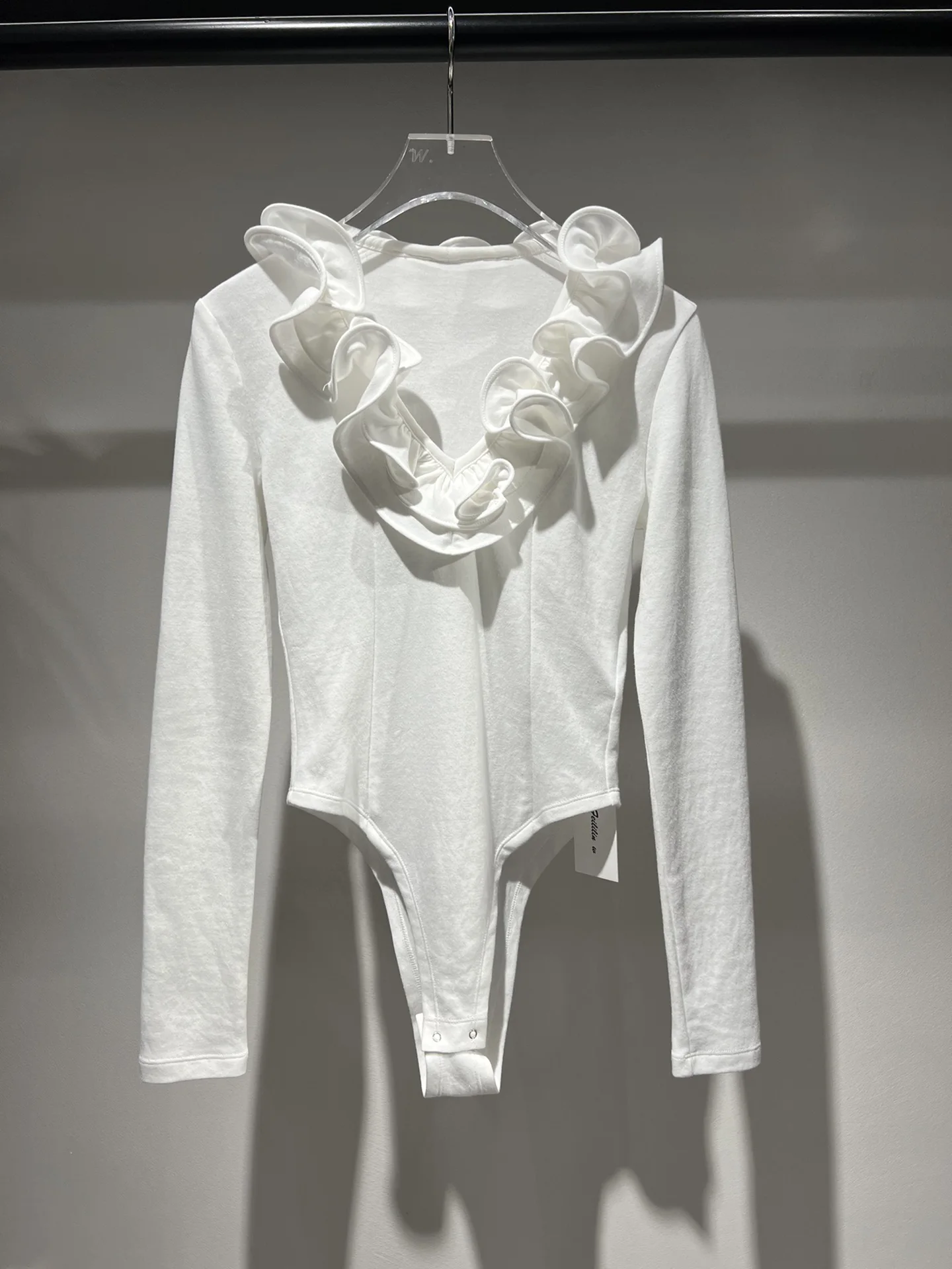 Модный универсальный комплект: приталенный топ с длинным рукавом, V-образным вырезом и воротником-стойкой, а также короткие брюки с 3D кружевной отделкой и высокой талией.
Модный универсальный комплект: приталенный топ с длинным рукавом, V-образным вырезом и воротником-стойкой, а также короткие брюки с 3D кружевной отделкой и высокой талией.