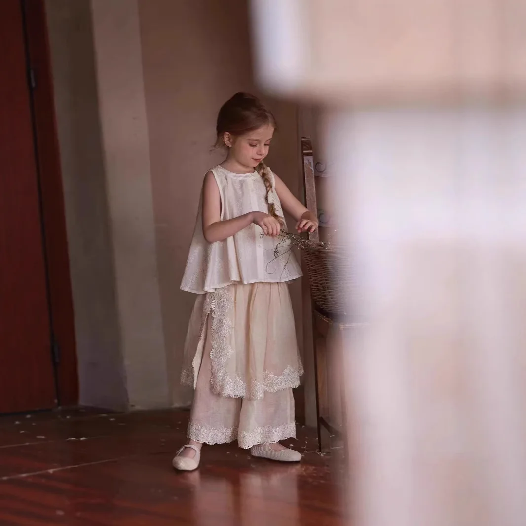 Белая майка для девочек, кукольная рубашка с вышивкой, широкие брюки, комплект брюк-кюлотов
Белая майка для девочек, кукольная рубашка с вышивкой, широкие брюки, комплект брюк-кюлотов