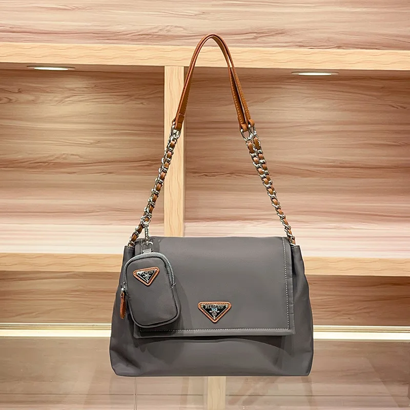 New solid color crossbody bag, Paris fashionable commuting shoulder bag, luxurious designer elegant zipper handbag
New solid color crossbody bag, Paris fashionable commuting shoulder bag, luxurious designer elegant zipper handbag