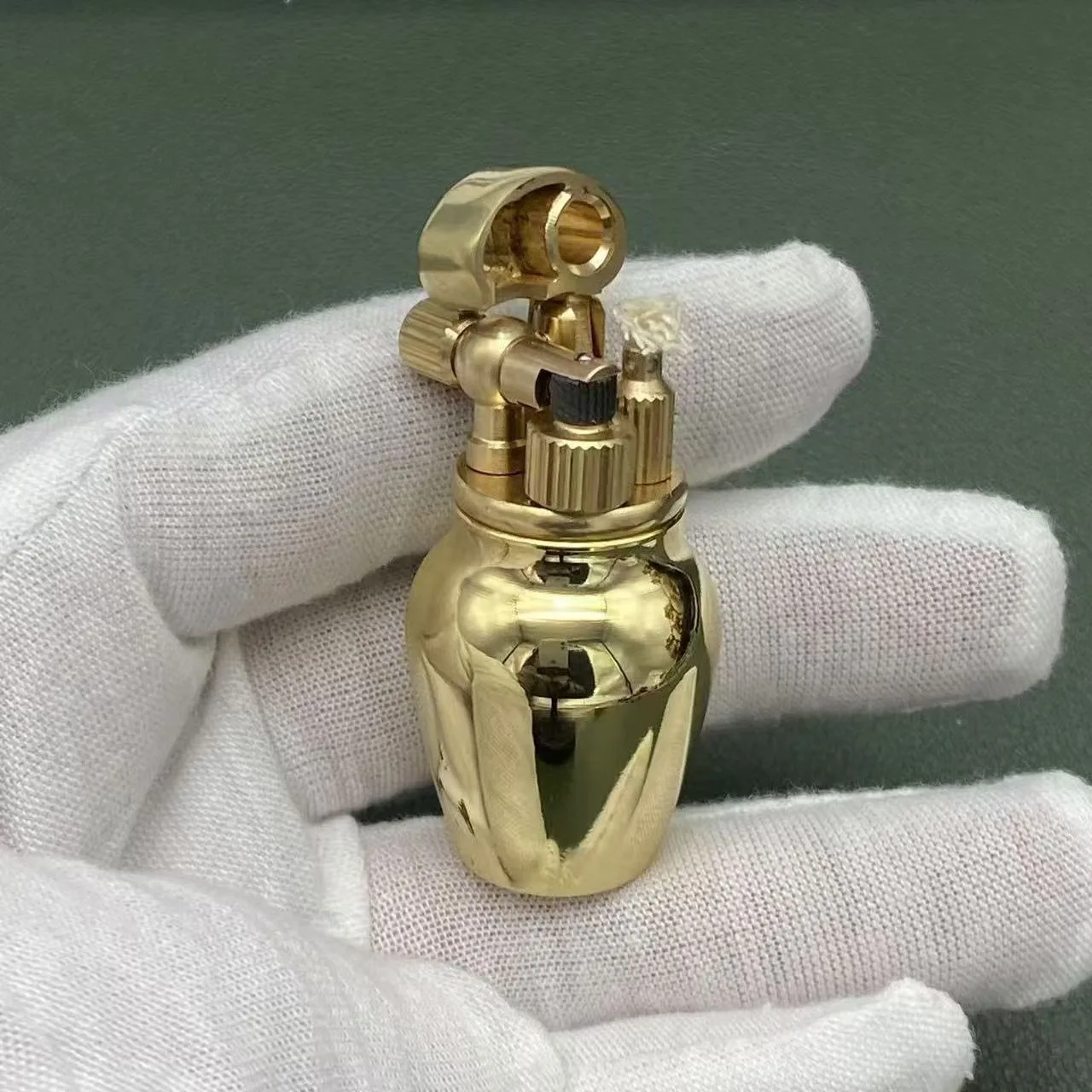 Pagani Brass Iifting Arm Integrated Lighter Mini Retro Side Slip Manual Screw Old-fashioned Grinding Wheel Ignition
Pagani Brass Iifting Arm Integrated Lighter Mini Retro Side Slip Manual Screw Old-fashioned Grinding Wheel Ignition