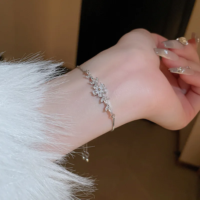 Easy Adjustable Drawstring Flower Bracelet For Women Personality Design With Shiny Zircon Accessories Wholesale Sweet Bracelets
Easy Adjustable Drawstring Flower Bracelet For Women Personality Design With Shiny Zircon Accessories Wholesale Sweet Bracelets