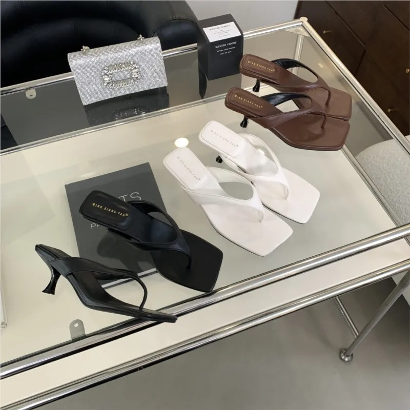 Нишевые французские шлепанцы с квадратным носком для женщин, новые летние шлепанцы на высоком каблуке для ношения на улице в 2025 году.
Нишевые французские шлепанцы с квадратным носком для женщин, новые летние шлепанцы на высоком каблуке для ношения на улице в 2025 году.