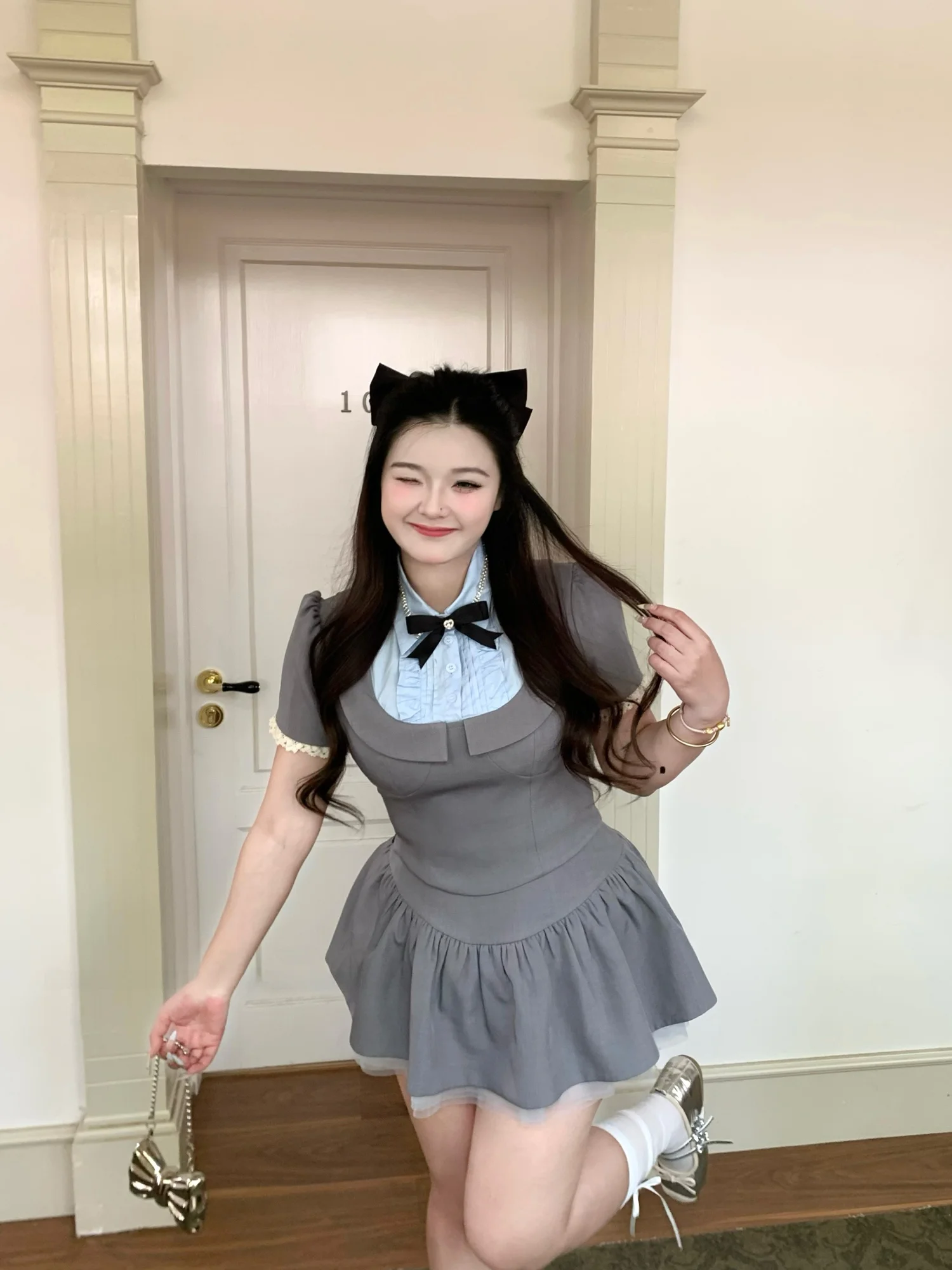 Модный комплект из рубашки с коротким рукавом и юбки в стиле Sweet Style для женщин больших размеров, с цветовыми блоками, серия Miu, летний наряд
Модный комплект из рубашки с коротким рукавом и юбки в стиле Sweet Style для женщин больших размеров, с цветовыми блоками, серия Miu, летний наряд