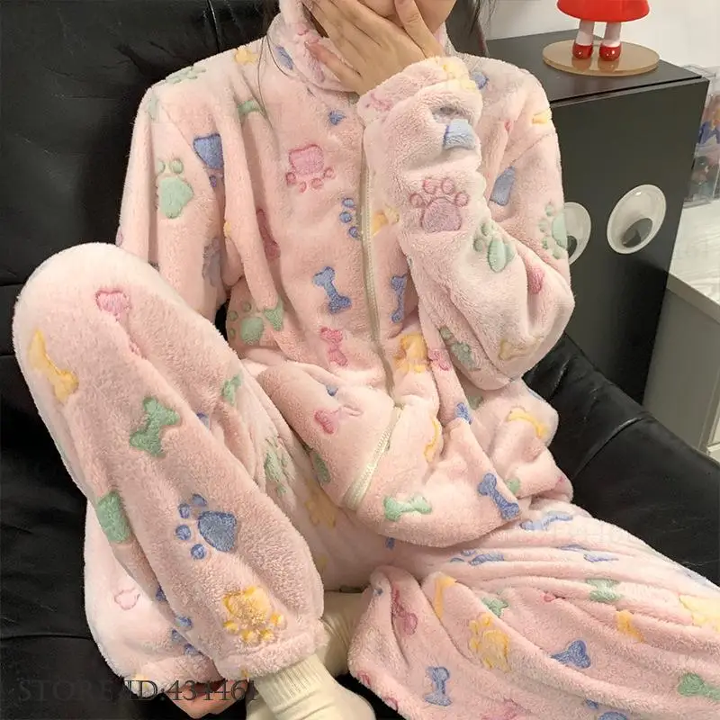 Утепленный женский пижамный комплект из кораллового флиса, одежда для дома, милая плюшевая одежда для сна с героями мультфильмов, домашняя одежда, осенне-зимняя новая фланелевая пижама
Утепленный женский пижамный комплект из кораллового флиса, одежда для дома, милая плюшевая одежда для сна с героями мультфильмов, домашняя одежда, осенне-зимняя новая фланелевая пижама