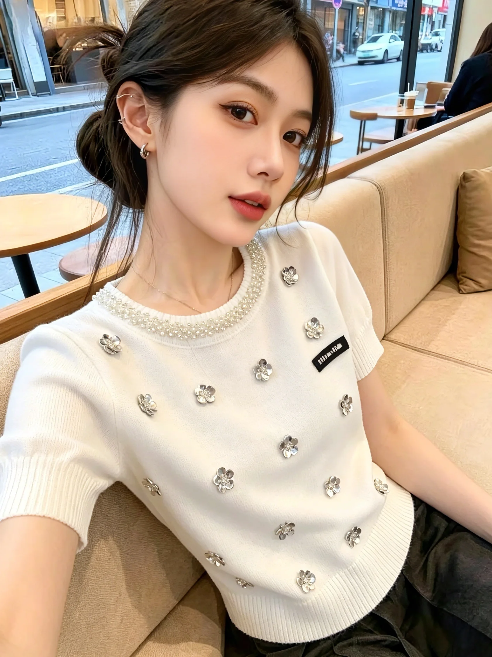Stunning round Neck Short Sleeve Knitted Sweater Women's Summer New Style Self-kept Pearl Embellished High Quality Top
Stunning round Neck Short Sleeve Knitted Sweater Women's Summer New Style Self-kept Pearl Embellished High Quality Top