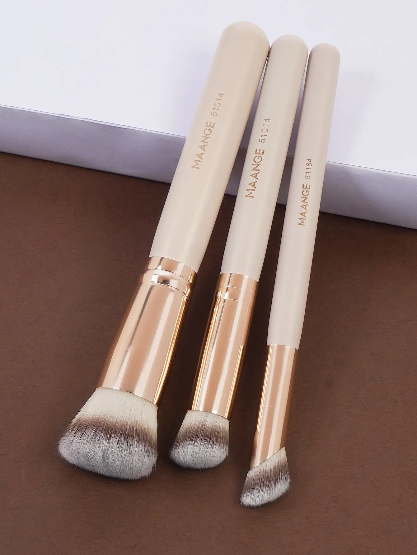 1pc Double-Ended Makeup Brush Set, Including Angled Blush Brush, Round Blush Brush, And Powder Brush, For Women,Giveaways
1pc Double-Ended Makeup Brush Set, Including Angled Blush Brush, Round Blush Brush, And Powder Brush, For Women,Giveaways