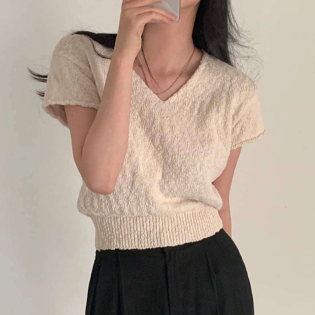 Slim Fit Short Sleeve V-Neck Knitwear Soft Breathable Korean Style Summer Fashion Pure Color Thin Women's Top Casual Wear
Slim Fit Short Sleeve V-Neck Knitwear Soft Breathable Korean Style Summer Fashion Pure Color Thin Women's Top Casual Wear