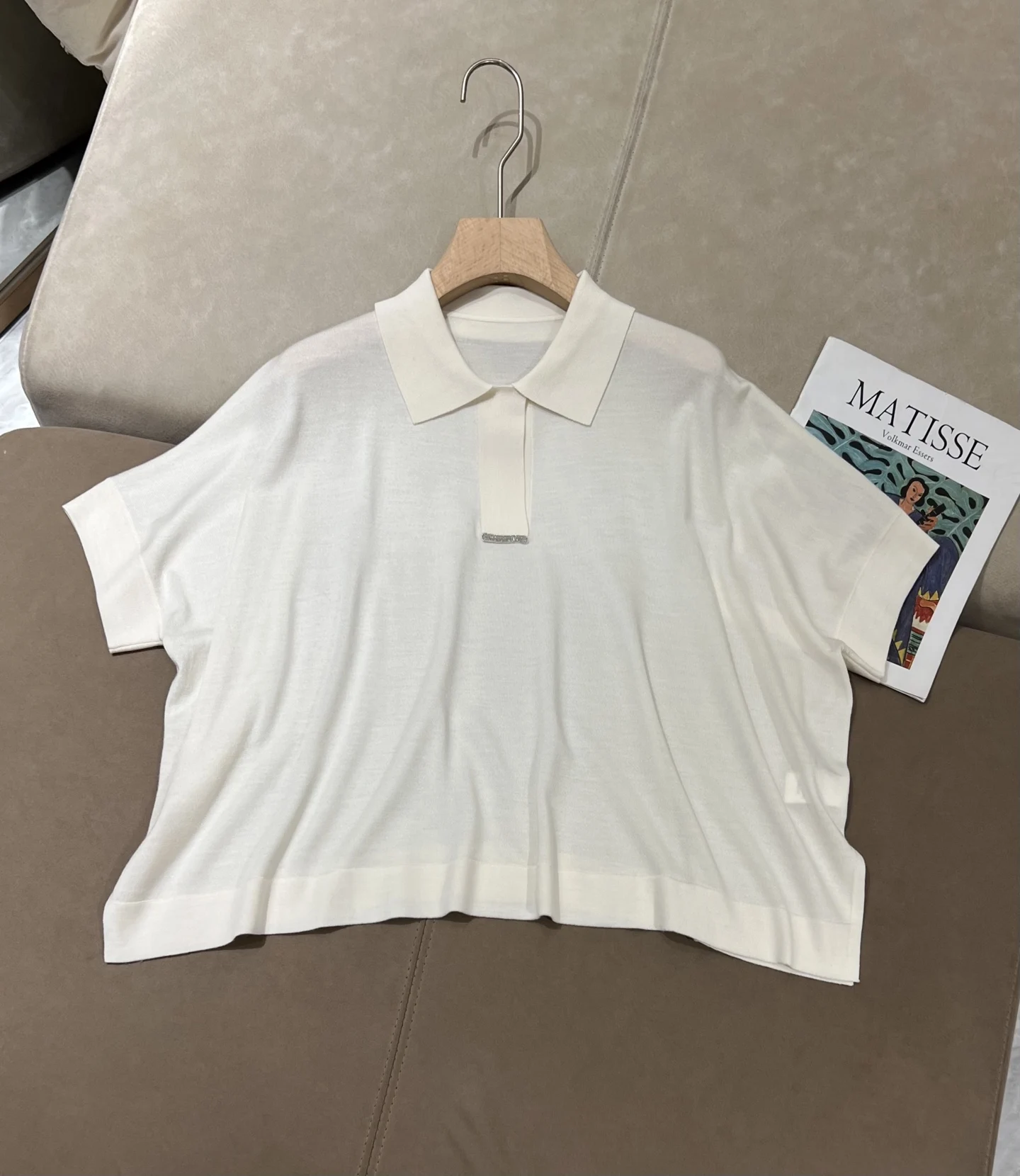 Women's Spring/Summer 2026 Collection: Short-Sleeve Knitted Top with Polo Collar — Loose-Fit, Effortlessly Chic Silk-Wool Blend
Women's Spring/Summer 2026 Collection: Short-Sleeve Knitted Top with Polo Collar — Loose-Fit, Effortlessly Chic Silk-Wool Blend