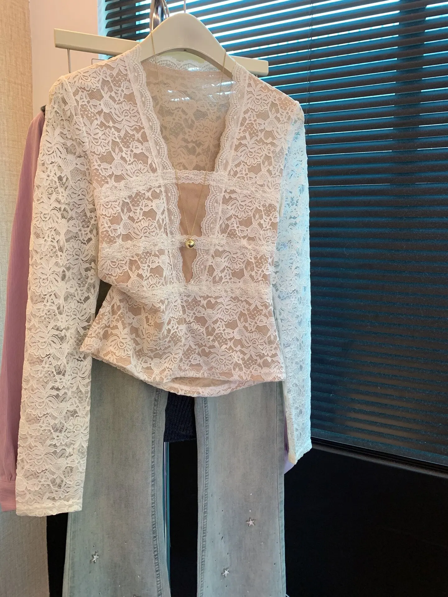 Women‘s Ivory Lace Long Sleeve Top Designer Deep V-Neck with Square Cut-Out Detail Gold Clasp Office Blouse
Women‘s Ivory Lace Long Sleeve Top Designer Deep V-Neck with Square Cut-Out Detail Gold Clasp Office Blouse