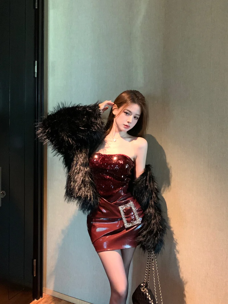 Elegant Black Long Sleeve Fur Coat Women's Summer Inner Shiny Dress Two-Piece Set High Waist V-Neckline Fashionable Ensemble
Elegant Black Long Sleeve Fur Coat Women's Summer Inner Shiny Dress Two-Piece Set High Waist V-Neckline Fashionable Ensemble