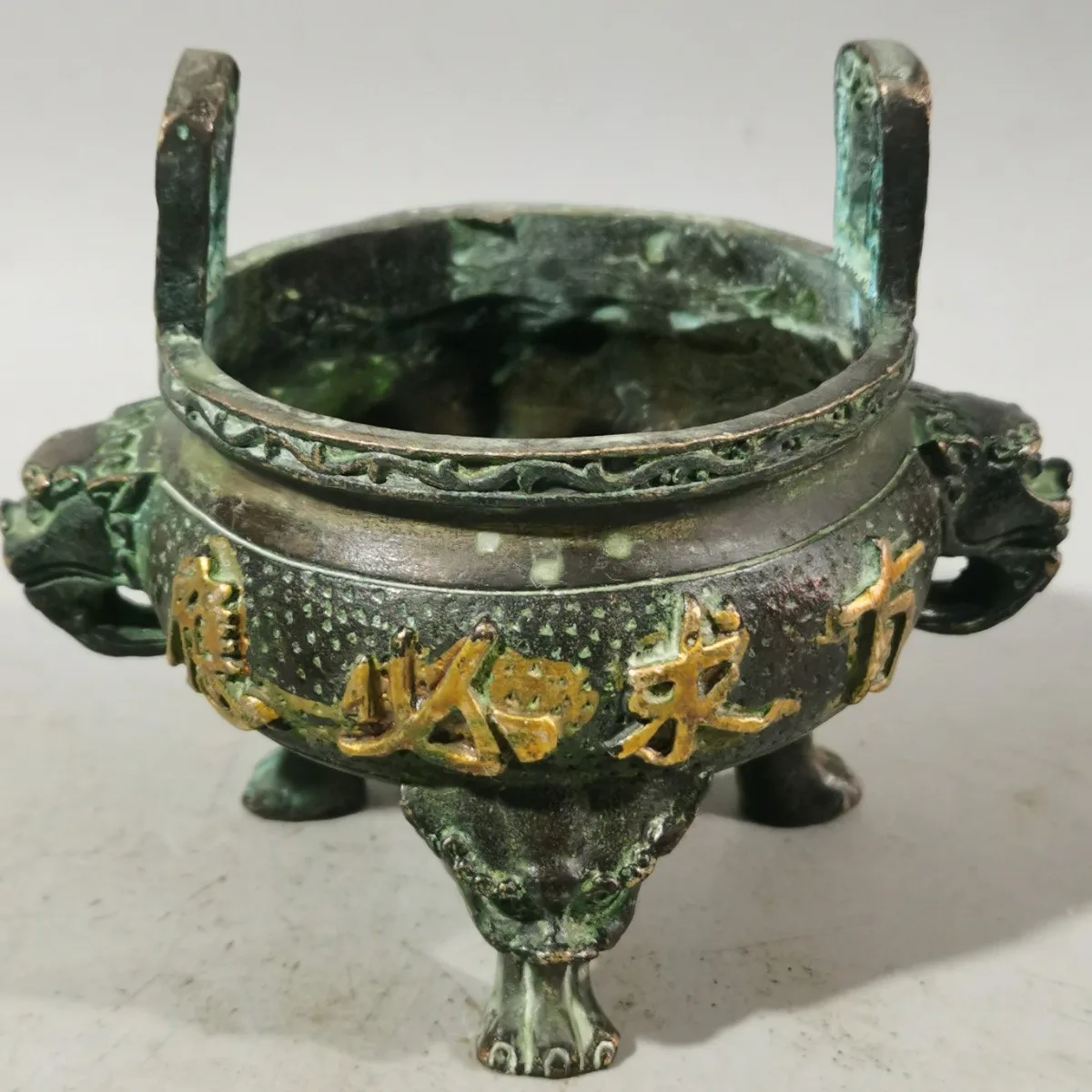 Antique bronze collection pure copper three-legged binaural incense burner home Gilded sculpture, gilded brass statue decoration
Antique bronze collection pure copper three-legged binaural incense burner home Gilded sculpture, gilded brass statue decoration