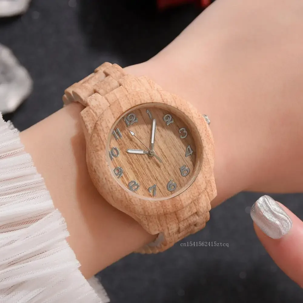 2024 Couple Fashion Luxury Men and Women Quartz Watch Wood Grain Retro Simple Silicone Dial Clocks Silicone Black Strap Orologi
2024 Couple Fashion Luxury Men and Women Quartz Watch Wood Grain Retro Simple Silicone Dial Clocks Silicone Black Strap Orologi
