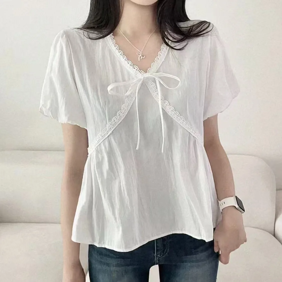 2026 Korean Style Casual Loose Thin Lace Splicing Gentle Style Top with Bowknot V-Neck Women's Fashion Summer Blouse
2026 Korean Style Casual Loose Thin Lace Splicing Gentle Style Top with Bowknot V-Neck Women's Fashion Summer Blouse
