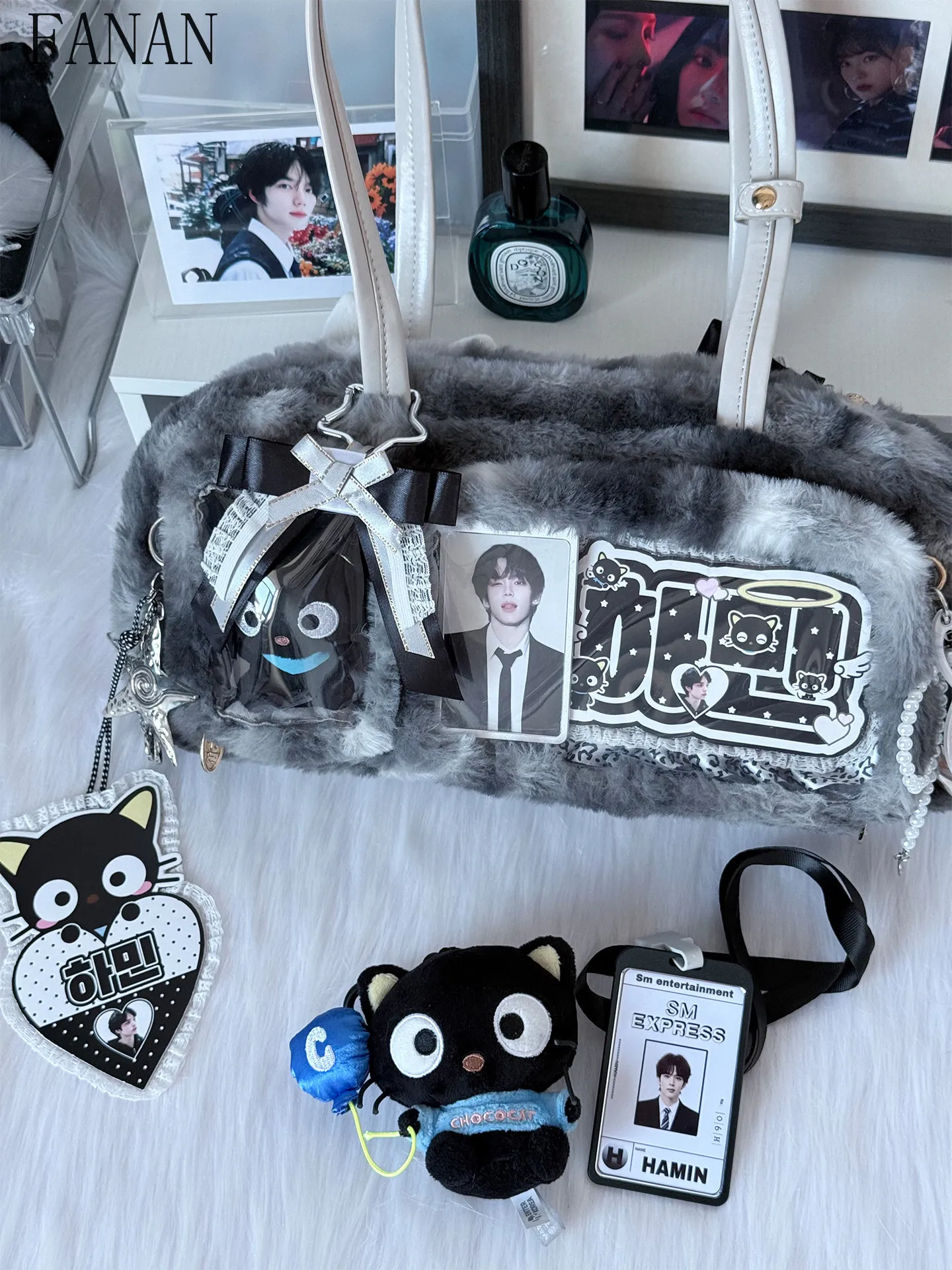 Kawaii Plush Ita Bag Shoulder Purse with Clear Window for Kpop Photocard & Anime Display Women's Handbags Japanese Style
Kawaii Plush Ita Bag Shoulder Purse with Clear Window for Kpop Photocard & Anime Display Women's Handbags Japanese Style