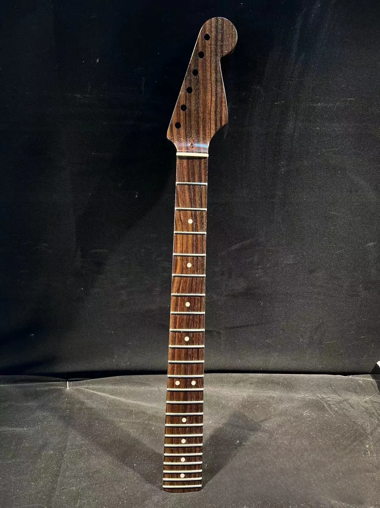 Изготовленная на заказ Реплика Masterbuilt Custom Shop 56 шейка из розового дерева, 1 шт. полностью из материала для шеи из розового дерева
Изготовленная на заказ Реплика Masterbuilt Custom Shop 56 шейка из розового дерева, 1 шт. полностью из материала для шеи из розового дерева