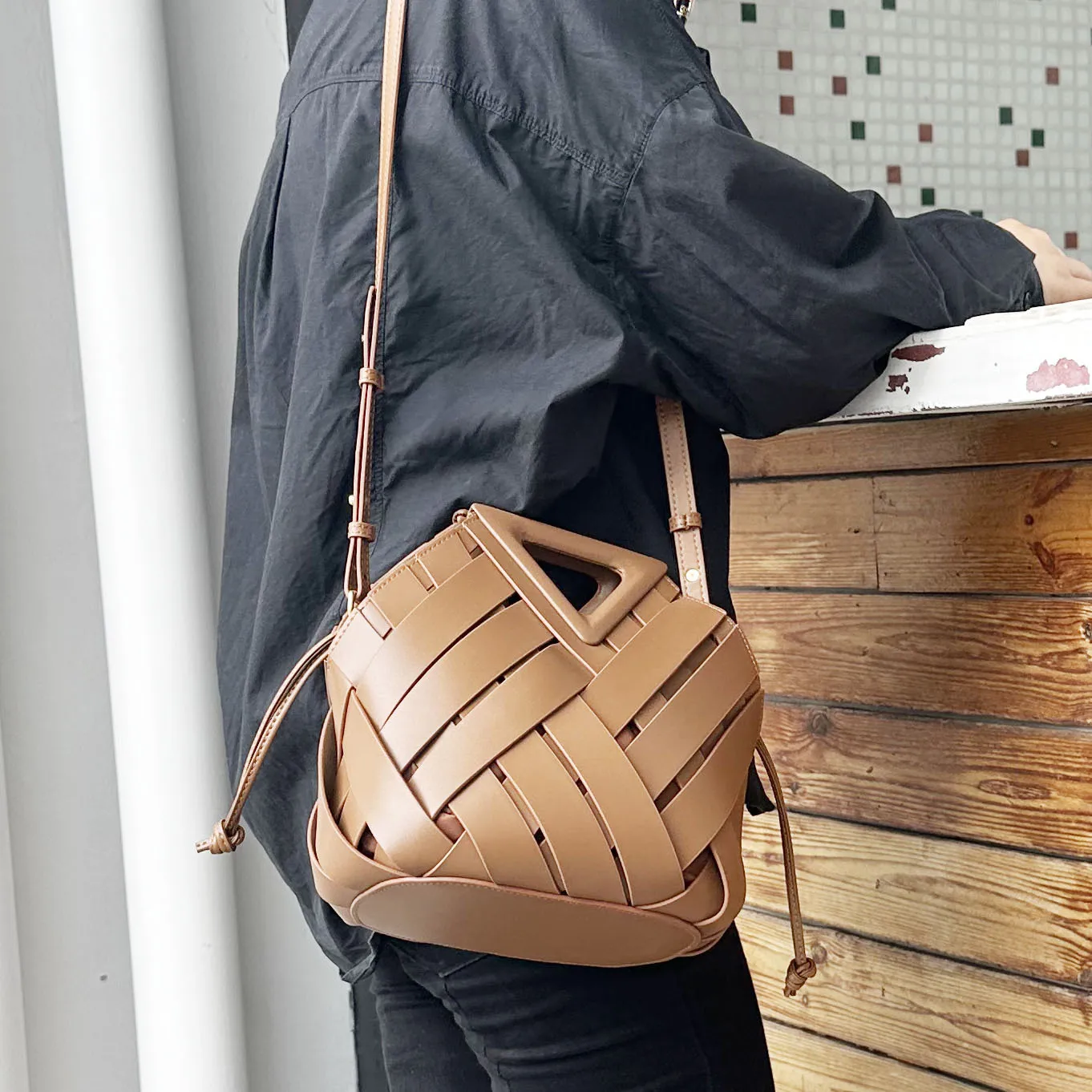 New Vegetable Basket Handbag Triangle Magnetic Buckle Leather Weaving Hollow out Women's Bag Handbag Single Shoulder Diagonal Cr
New Vegetable Basket Handbag Triangle Magnetic Buckle Leather Weaving Hollow out Women's Bag Handbag Single Shoulder Diagonal Cr