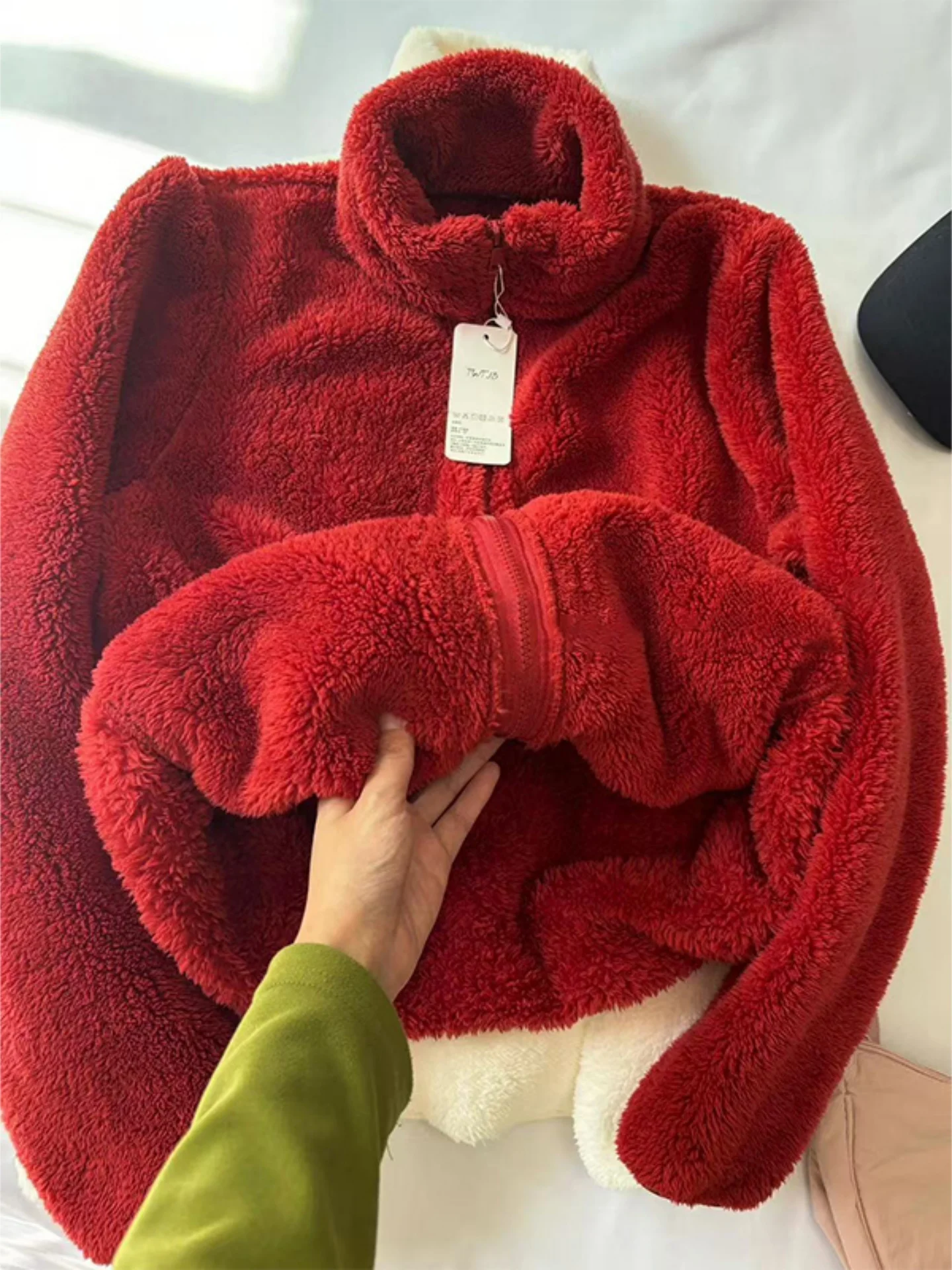 Ультратеплое мужское пальто из овечьего бархата, красное, на Новый год, зимнее, утолщенное, хлопковое, молодежное, популярное, верхняя одежда
Ультратеплое мужское пальто из овечьего бархата, красное, на Новый год, зимнее, утолщенное, хлопковое, молодежное, популярное, верхняя одежда