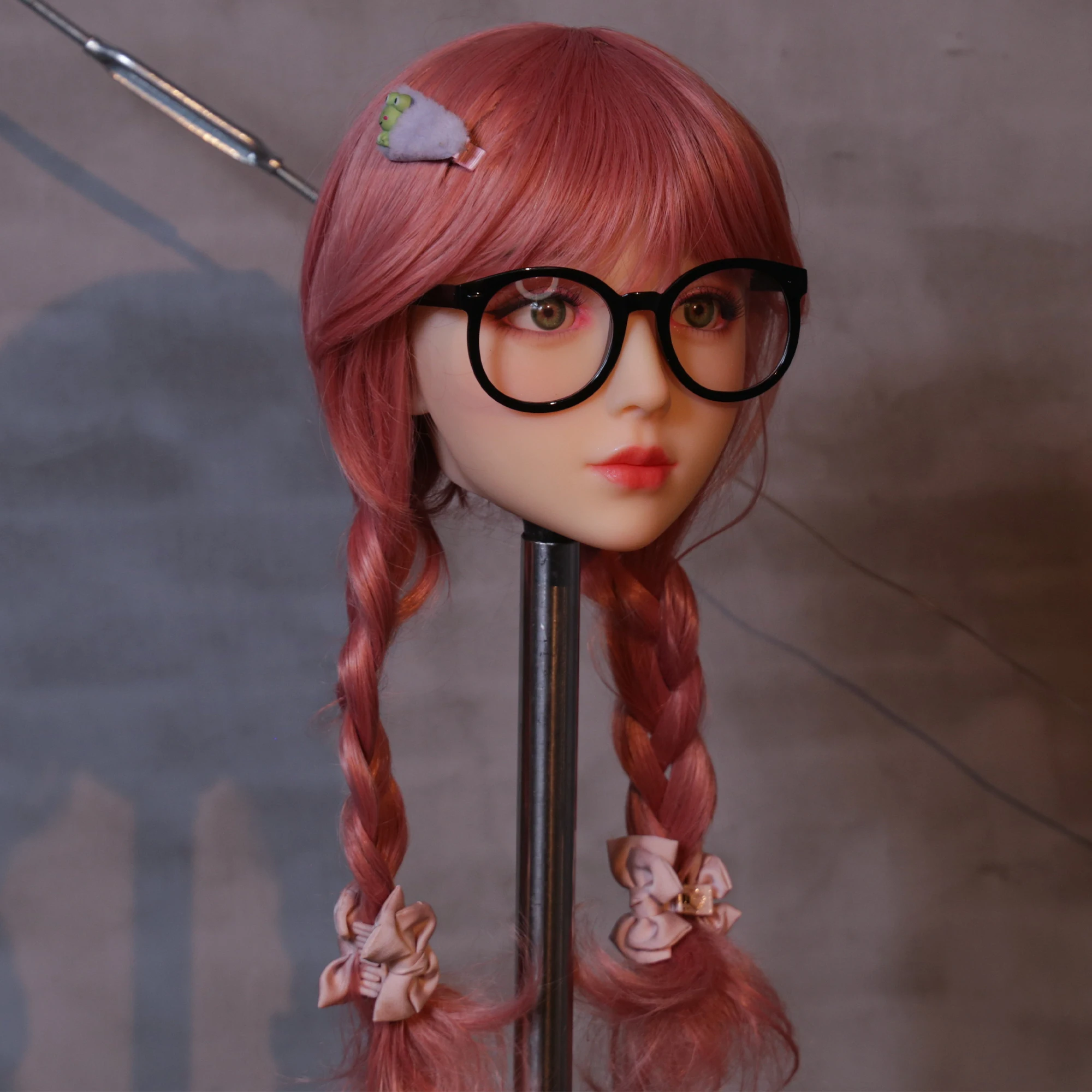 Голова аниме, для сбора энтузиастов, женского макияжа, голова-манекен, для случайного использования в качестве парика.
Голова аниме, для сбора энтузиастов, женского макияжа, голова-манекен, для случайного использования в качестве парика.