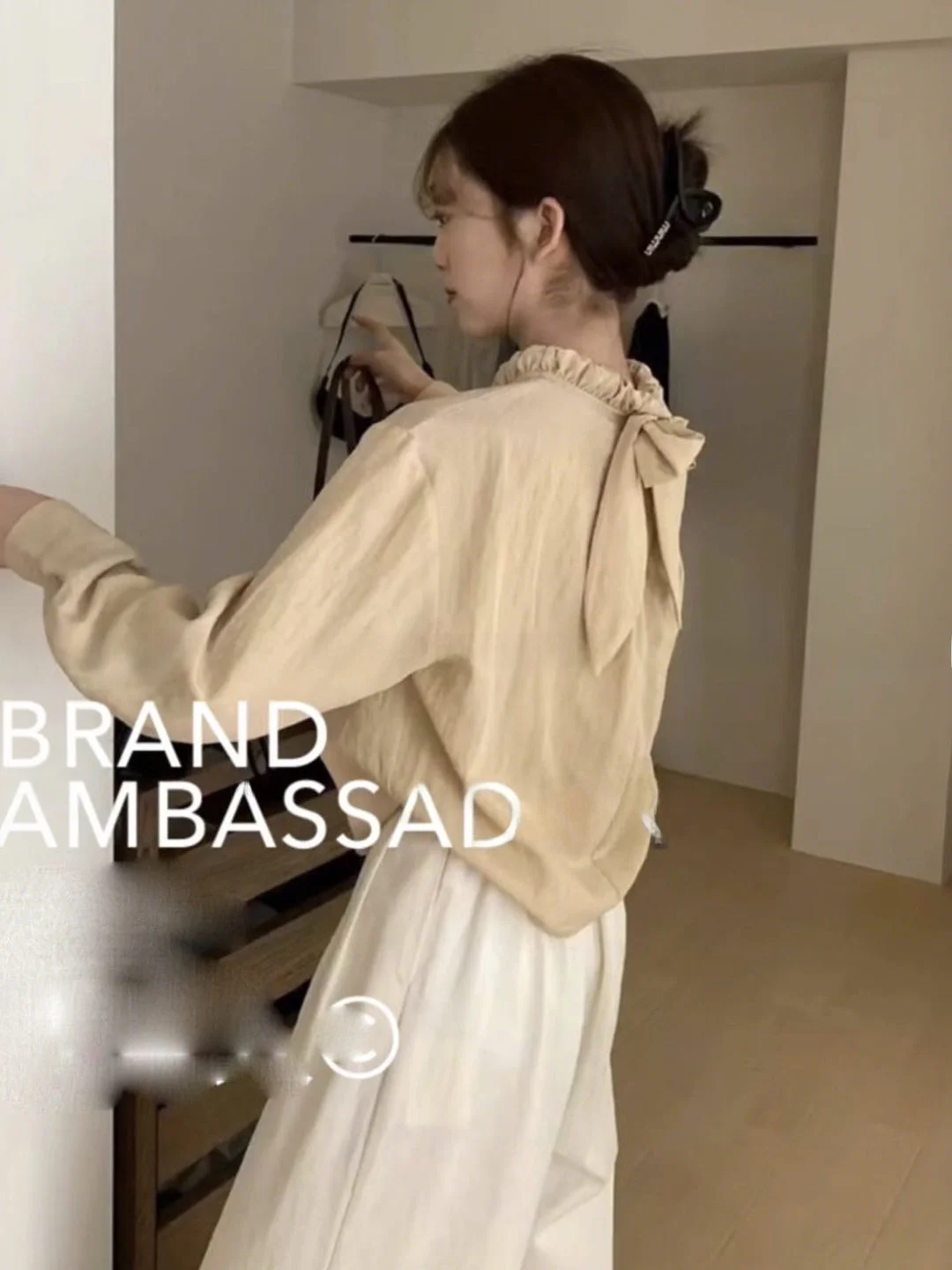 Korean Sle Stand Collar Long Sve irt Women Early Spring Design Sense Pleated Loose Sweet Sle Top with Tie Belt
Korean Sle Stand Collar Long Sve irt Women Early Spring Design Sense Pleated Loose Sweet Sle Top with Tie Belt