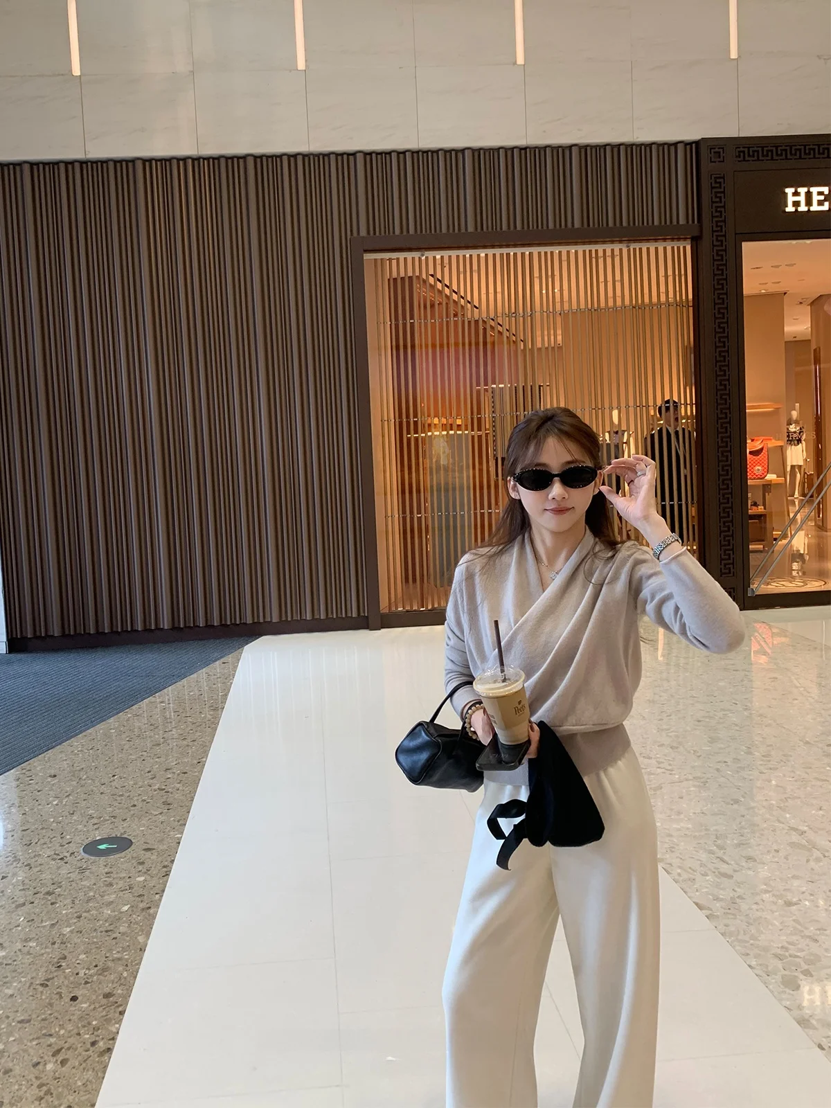 Hualun Home Sister Please Dinner Cross Knitted Sweater 30 Yards 2 Needles Woolen Long Sve Women's Faion Winter Sweater
Hualun Home Sister Please Dinner Cross Knitted Sweater 30 Yards 2 Needles Woolen Long Sve Women's Faion Winter Sweater