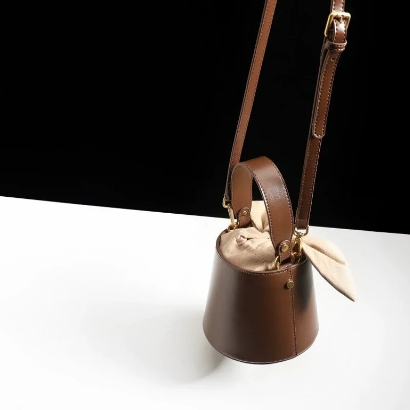 Классическая элегантная женская сумка через плечо - кожаная сумка-тоут с просторным интерьером, популярный дизайнерский предмет 
Классическая элегантная женская сумка через плечо - кожаная сумка-тоут с просторным интерьером, популярный дизайнерский предмет