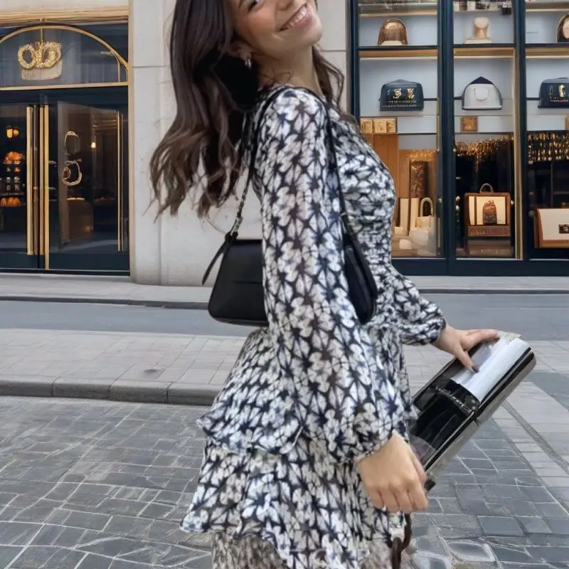 2025 New European and American Women's Elegant Line Print Short Skirt Round Neck Temperament Slim Dress
2025 New European and American Women's Elegant Line Print Short Skirt Round Neck Temperament Slim Dress
