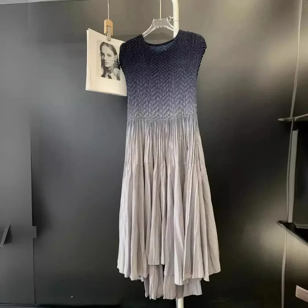 Pleats Original Dress Gradient Color Sleeveless Vertical Pleated Thin Dress Round Neck Slim Elegant Fashion Plus Size Skirt
Pleats Original Dress Gradient Color Sleeveless Vertical Pleated Thin Dress Round Neck Slim Elegant Fashion Plus Size Skirt