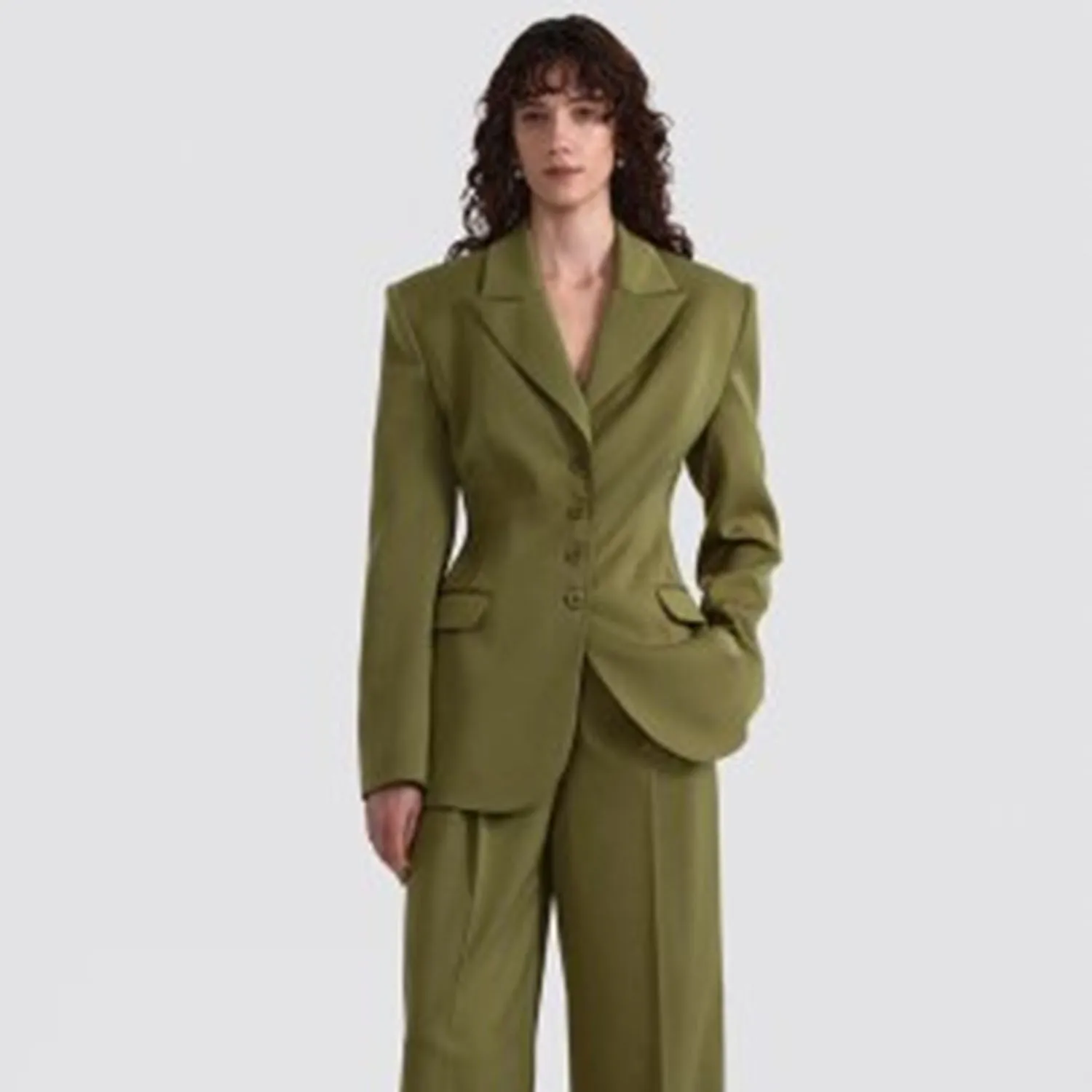 Женский блейзер LIMO Premium оливкового цвета – приталенный пиджак с отложным воротником и накладными карманами, деловая повседневная верхняя одежда
Женский блейзер LIMO Premium оливкового цвета – приталенный пиджак с отложным воротником и накладными карманами, деловая повседневная верхняя одежда