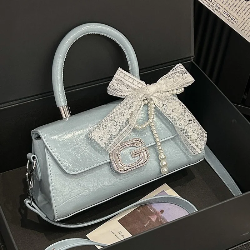 Классический женский кошелек в стиле доктора из кожи с двойной ручкой и просторным интерьером
Классический женский кошелек в стиле доктора из кожи с двойной ручкой и просторным интерьером