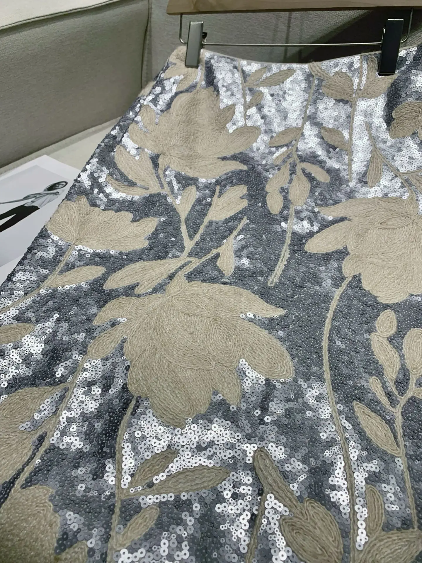 Новая модная повседневная юбка миди из высококачественной плотной ткани с блестящими пайетками для женщин, коллекция Весна/Лето 2026
Новая модная повседневная юбка миди из высококачественной плотной ткани с блестящими пайетками для женщин, коллекция Весна/Лето 2026