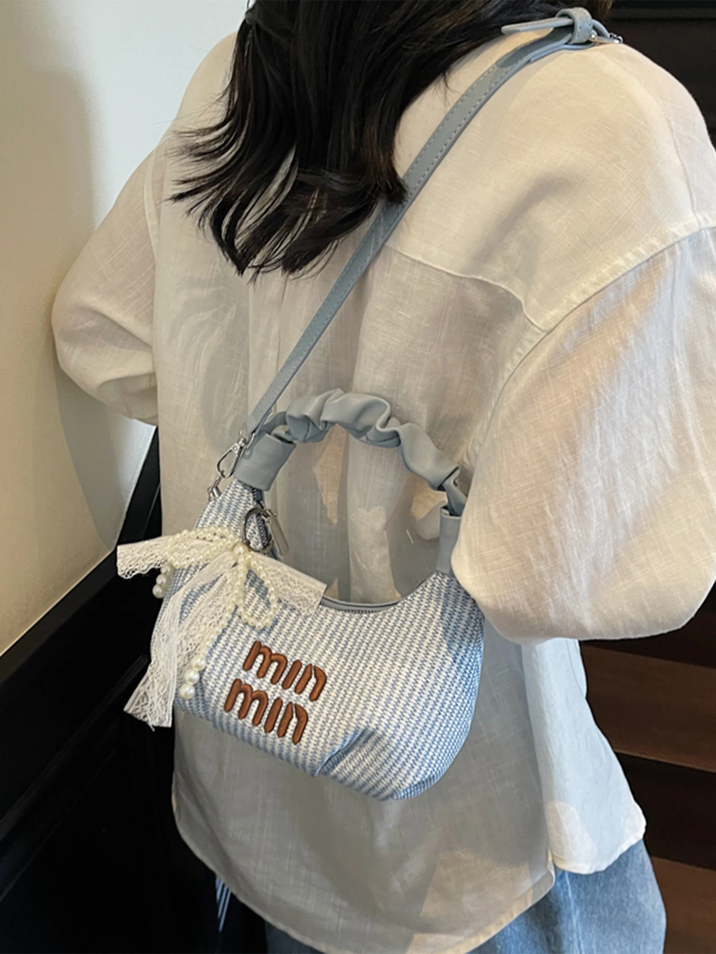 High-end design bag women's 2025 summer all-match super fire messenger bag Korean version of the pleated portable dumpling bag
High-end design bag women's 2025 summer all-match super fire messenger bag Korean version of the pleated portable dumpling bag