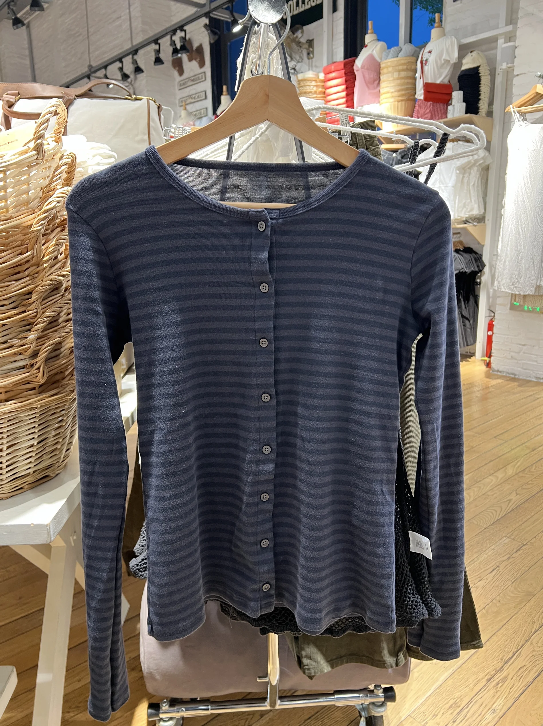 Striped Long Sleeve T-shirt Women Scoop Neck Single Breasted Slim Basic T Shirts Preppy Style Spring New Vintage Sweet Tops Tees
Striped Long Sleeve T-shirt Women Scoop Neck Single Breasted Slim Basic T Shirts Preppy Style Spring New Vintage Sweet Tops Tees