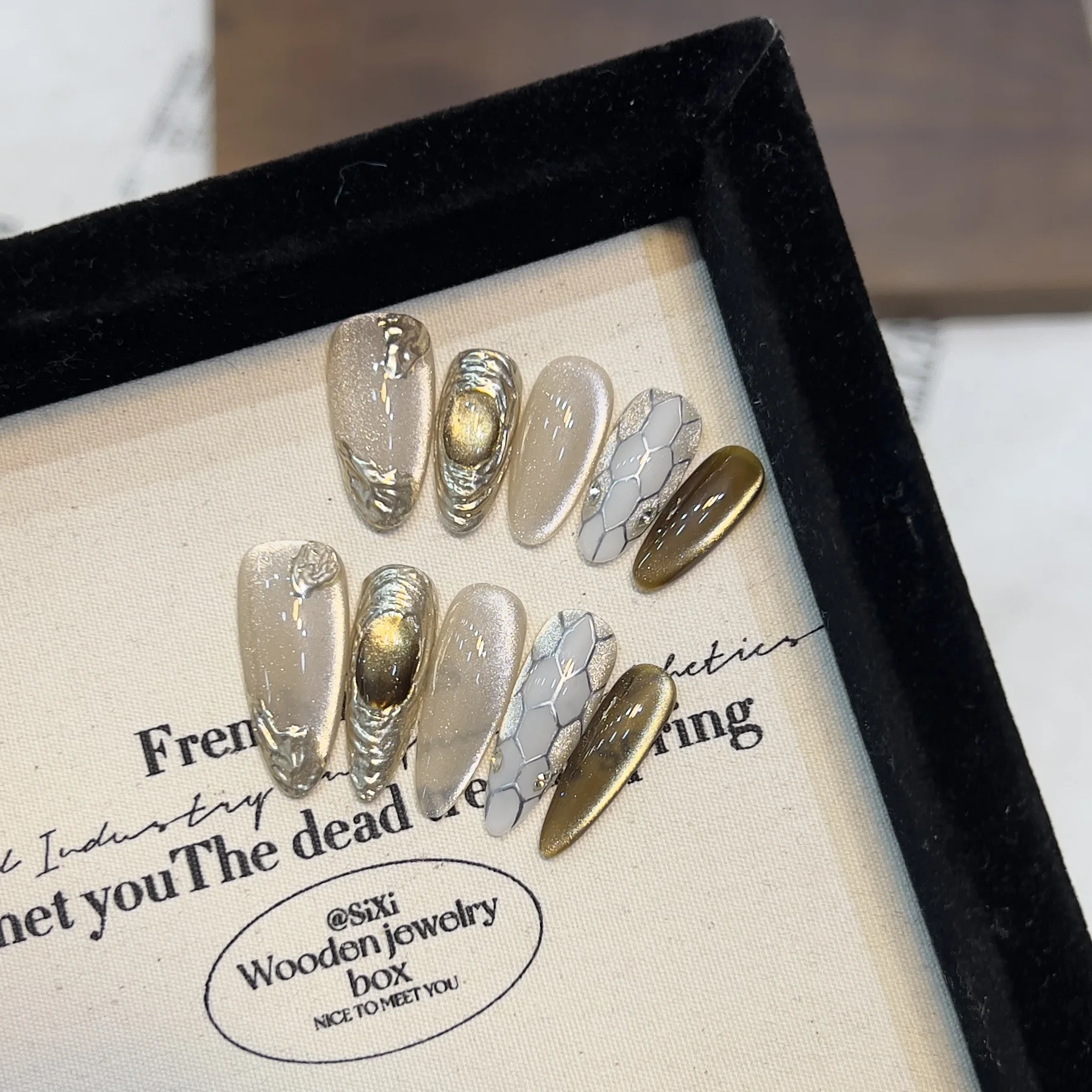 10PCS Glossy Nude Long Almond Handmade Press on Nails Shiny Cat Eye Gold Metallic Snake Patterns False Nail Wearable Simple Nail
10PCS Glossy Nude Long Almond Handmade Press on Nails Shiny Cat Eye Gold Metallic Snake Patterns False Nail Wearable Simple Nail