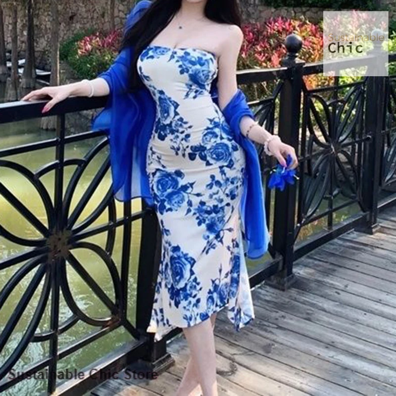 Korean literary retro blue and white porcelain print strapless backless dress women's summer new casual fashion sexy hip skirt.
Korean literary retro blue and white porcelain print strapless backless dress women's summer new casual fashion sexy hip skirt.