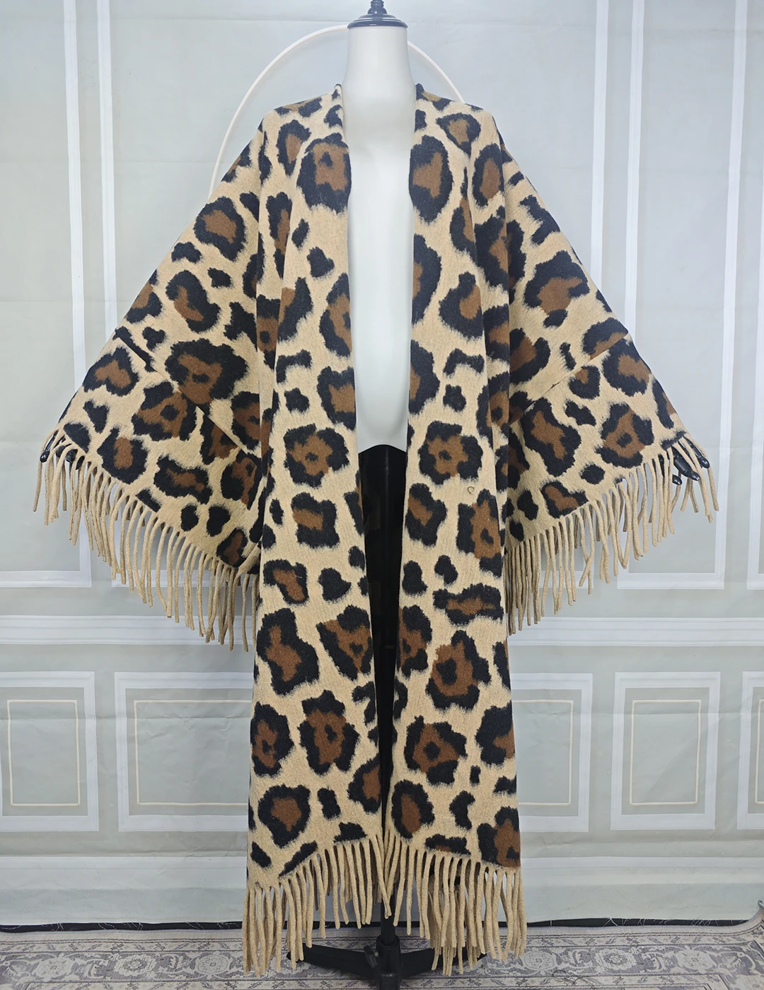 Африканский зимний модный кардиган с леопардовым принтом, большие теплые длинные пуховые пончо, элегантные женские наряды, кимоно с открытой передней частью
Африканский зимний модный кардиган с леопардовым принтом, большие теплые длинные пуховые пончо, элегантные женские наряды, кимоно с открытой передней частью